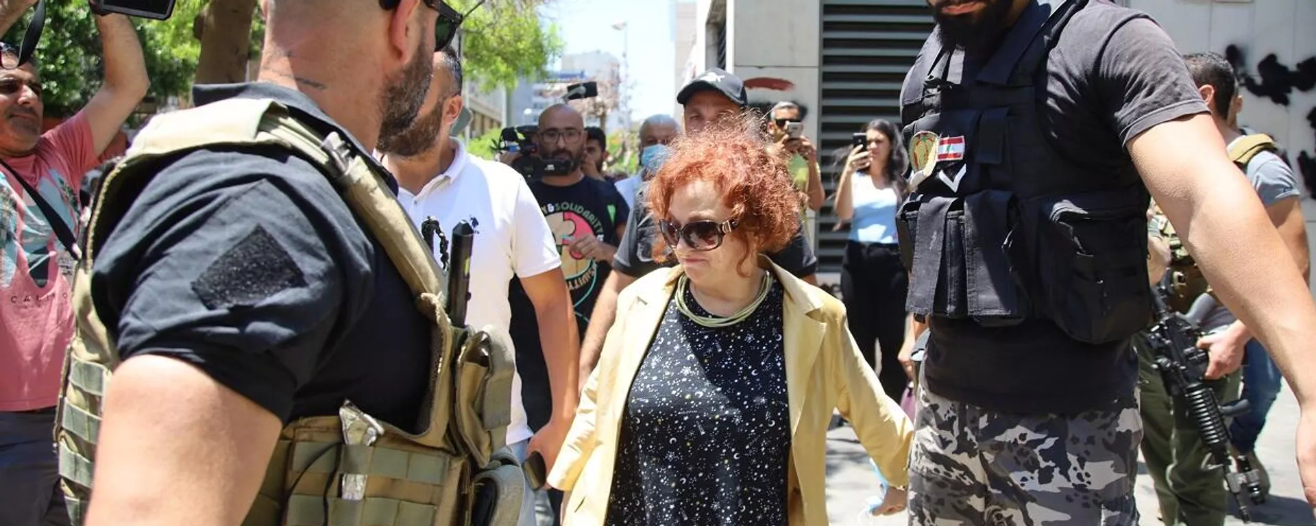 القاضية اللبنانية، غادة عون، تداهم مصرف لبنان المركزي،  بمرافقة جهاز أمن الدولة اللبناني، بحثا عن حاكم المصرف رياض سلامة، 19 تموز/يوليو  - سبوتنيك عربي, 1920, 19.07.2022