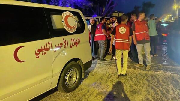 الهلال الأحمر الليبي خلال تواجده في مناطق الاشتباكات في العاصمة طرابلس - سبوتنيك عربي