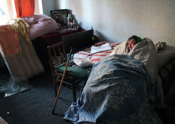 أكثر الأشخاص الذين لا يتمتعون بالحماية في الحرب ليسوا الأطفال فحسب، بل كبار السن أيضًا. ليس لديهم مكان يهربون إليه من الحرب. في هذه الصورة، تحاول امرأة مسنة الدفء تحت الأغطية. أصيب منزلها في حي كيفسكي في دونيتسك في مارس 2017 بقصف مدفعي تابع للقوات المسلحة الأوكرانية. - سبوتنيك عربي