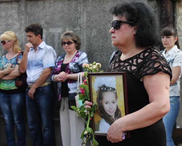جنازة كاتيا البالغة من العمر 11 عامًا من غورلوفكا في دونيتسك. في 26 مايو 2015 قتلت قذيفة أوكرانية الفتاة. وأصيب شقيقها بوغدان، البالغ من العمر 3 سنوات بشظية في ظهره ولكن نجا الصبي. يكاترينا، والدة كاتيا، تمزقت ذراعها وقتل الأب يوري. - سبوتنيك عربي