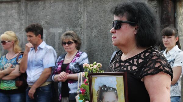 جنازة كاتيا البالغة من العمر 11 عامًا من غورلوفكا في دونيتسك. في 26 مايو 2015 قتلت قذيفة أوكرانية الفتاة. وأصيب شقيقها بوجدان البالغ من العمر 3 سنوات بشظية في ظهره ونجا الصبي. يكاترينا، والدة كاتيا، تمزقت ذراعها وقتل الوالد يوري. - سبوتنيك عربي
