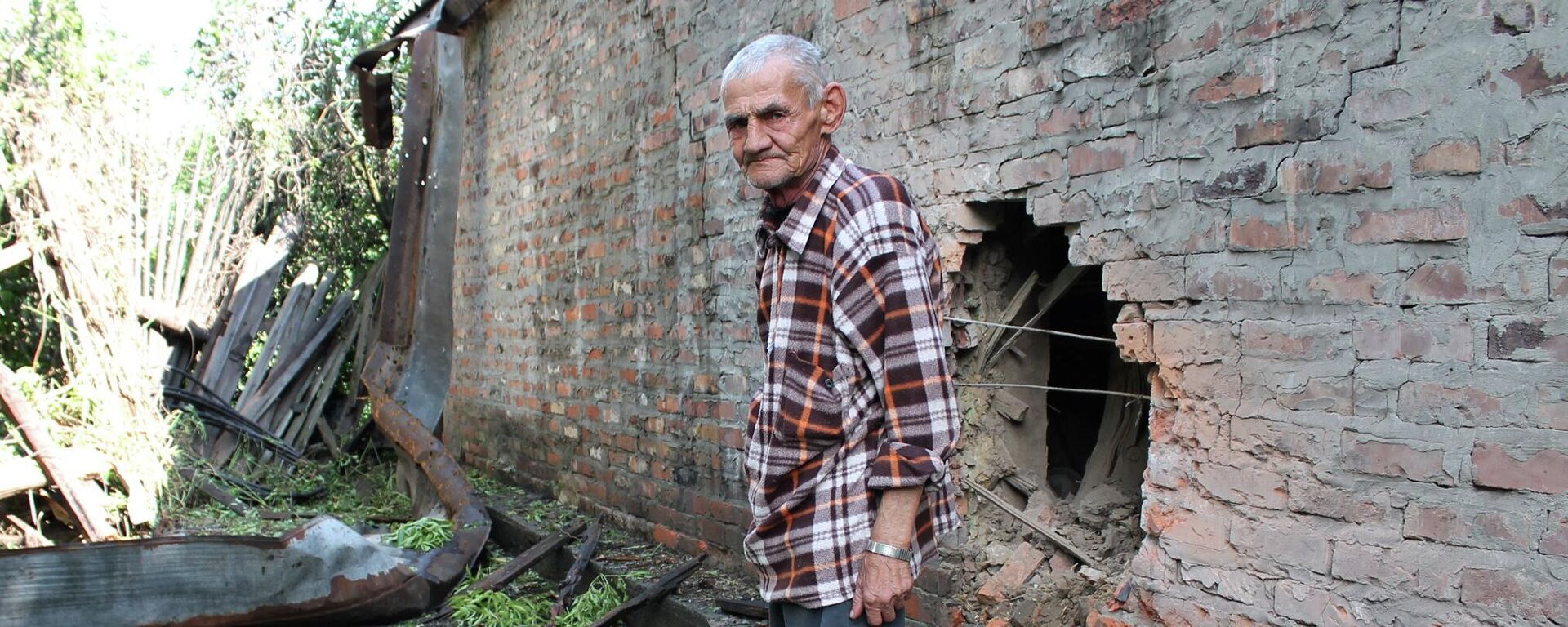 أصابت قذيفة من القوات المسلحة الأوكرانية منزل هذا الرجل المسن. في ذلك اليوم، 15 يوليو 2015، دمر الجيش الأوكراني أربعة منازل خاصة في غورلوفكا بقصف مدفعي. قتلت امرأة، وأصيبت أخرى بجروح خطيرة، مما أدى إلى فقدان ساقها. إطلاق النار على المنازل مع المدنيين - كبار السن والأطفال والنساء - كل هذا لم تُعتبر جريمة حرب من قبل القوات المسلحة الأوكرانية. لقد فقد الآلاف من الناس حياتهم وأحبائهم وصحتهم وسقوفهم فوق رؤوسهم في ثماني سنوات. - سبوتنيك عربي, 1920, 02.08.2022