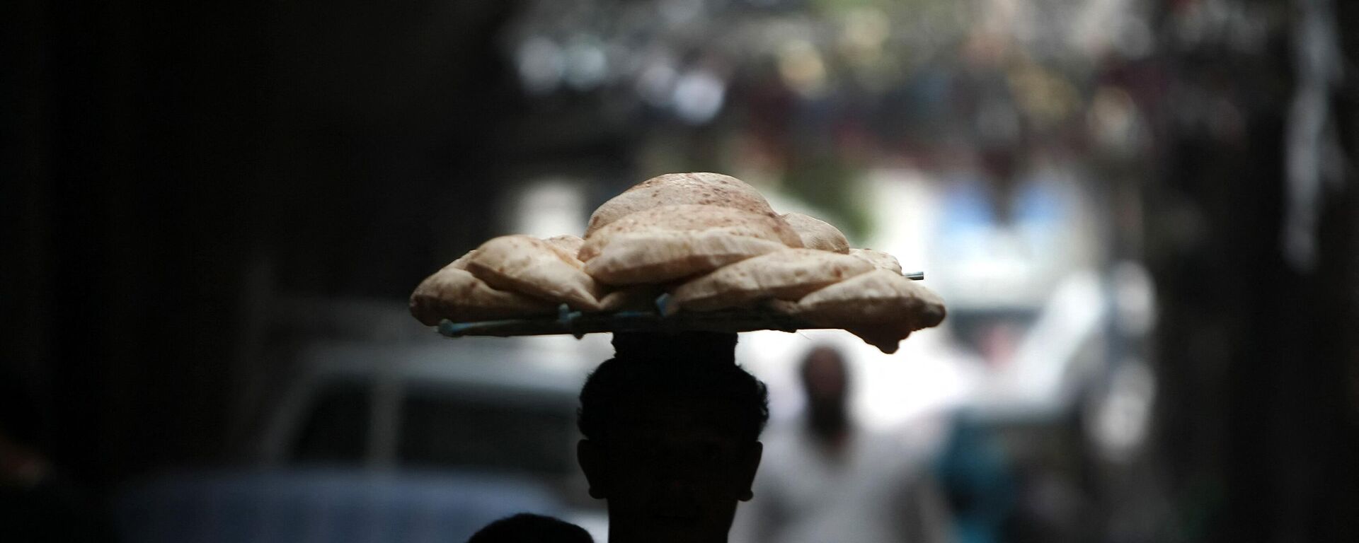 مواطن مصري يحمل خبز بلدي في العاصمة المصرية القاهرة - سبوتنيك عربي, 1920, 25.07.2022