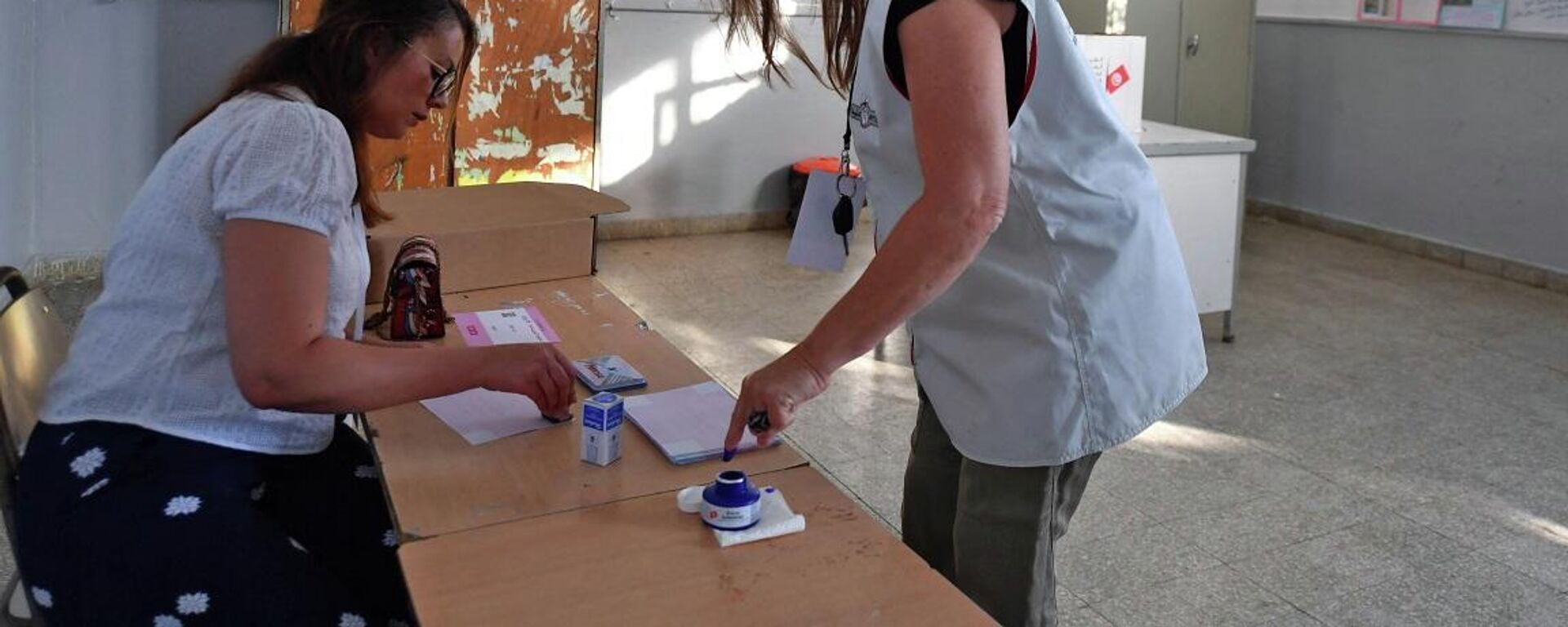 التونسيون يدلون بأصواتهم خلال استفتاء على مشروع دستور طرحه رئيس البلاد، قيس سعيد، في مركز اقتراع بالعاصمة تونس، 25 يوليو/ تموز 2022 - سبوتنيك عربي, 1920, 26.07.2022