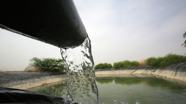 المياه في بركة ري زراعية تصب في غور الحديثة، على بعد حوالي 80 كيلومتر جنوب العاصمة الأردنية عمان، 20 نيسان/ أبريل 2021 - سبوتنيك عربي