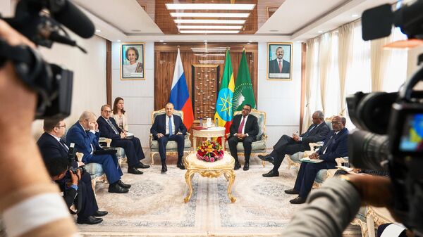 وزير الخارجية الروسي سيرجي لافروف خلال لقائه مع وزير الخارجية الإثيوبي ديميكي ميكونين في أديس أبابا، إثيوبيا - سبوتنيك عربي