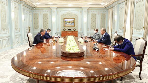 وزير الخارجية الروسي سيرغي لافروف خلال اللقاء مع رئيس أوزبكستان  شوكت ميرزيوييف في طشقند، أوزبكستان 28 يوليو 2022 - سبوتنيك عربي