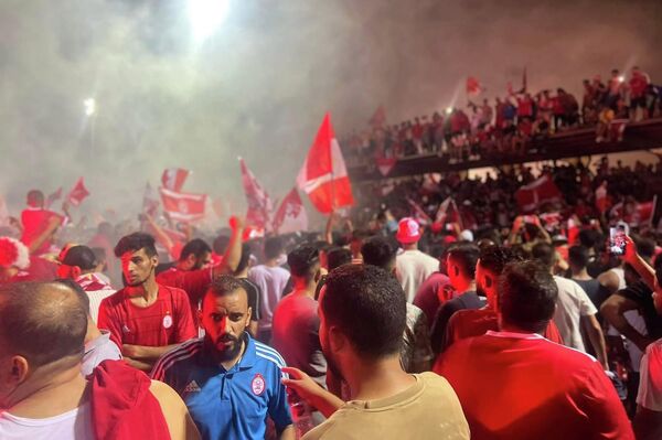 مشجعو نادي الاتحاد الليبي يحتفلون بالدوري قبل انهيار مدرج الفريق ووقع عدة إصابات السبت 30 يولو 2022 - سبوتنيك عربي