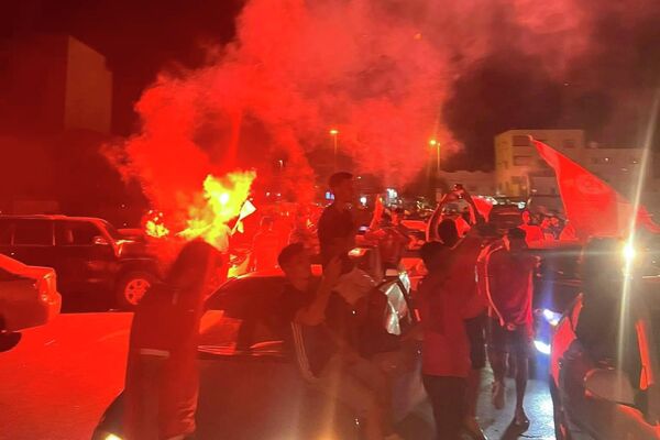 مشجعو نادي الاتحاد الليبي يحتفلون بالدوري قبل انهيار مدرج الفريق ووقع عدة إصابات السبت 30 يولو 2022 - سبوتنيك عربي