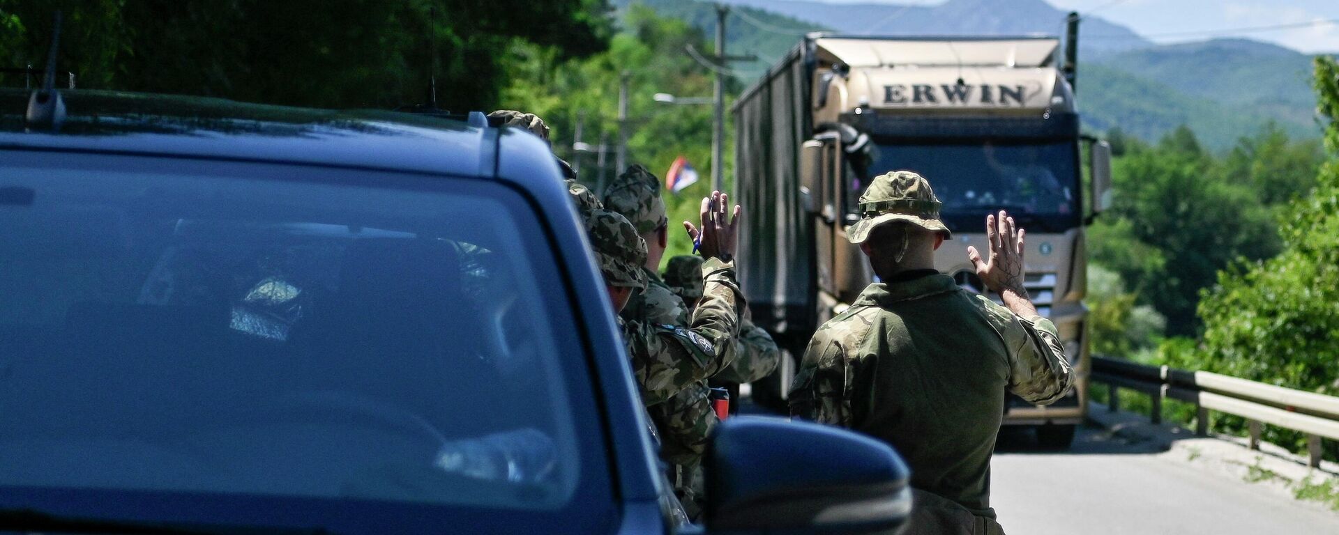 جنود الناتو يستقبلون سائق شاحنة بالقرب من بلدة زوبين بوتوك، الحدود بين صربيا وجمهورية كوسوفو 1 أغسطس 2022. - سبوتنيك عربي, 1920, 01.08.2022