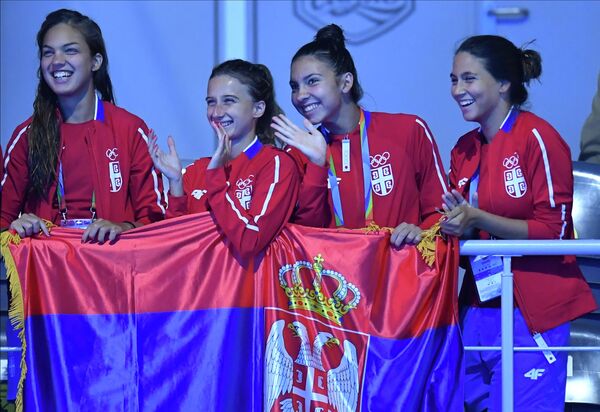المنتخب الصربي يهتف للثنائي المشارك في الفقرة الفنية ضمن مسابقة السباحة المتزامنة في كأس الصداقة في قازان، روسيا 1 أغسطس 2022 - سبوتنيك عربي