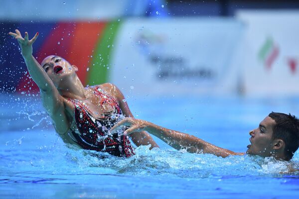 الصربيتان  إيلينا كونتيتش وإيفان مارتينوفيتش خلال فقرة فنية ثنائية ضمن مسابقة السباحة المتزامنة في كأس الصداقة في قازان، روسيا 1 أغسطس 2022 - سبوتنيك عربي