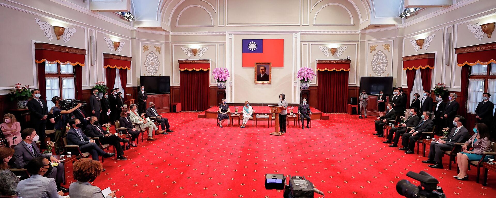 رئيسة مجلس النواب الأمريكي نانسي بيلوسي والرئيسة التايوانية تساي إينج ون خلال اجتماع في تايبيه، تايوان (الصين) 3 أغسطس 2022 - سبوتنيك عربي, 1920, 30.09.2023