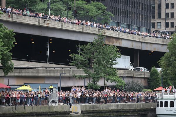 إطلاق خمسة وسبعون ألف بطة مطاطية صفراء في نهر شيكاغو خلال مسابقة داكي ديربيفي في شيكاغو، إلينوي، 4 أغسطس 2022 - سبوتنيك عربي