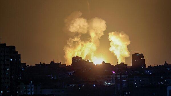 دخان يتصاعد من منازل غزة بسبب الضربات الإسرائيلية الجوية على القطاع، 5 أغسطس/ آب 2022 - سبوتنيك عربي