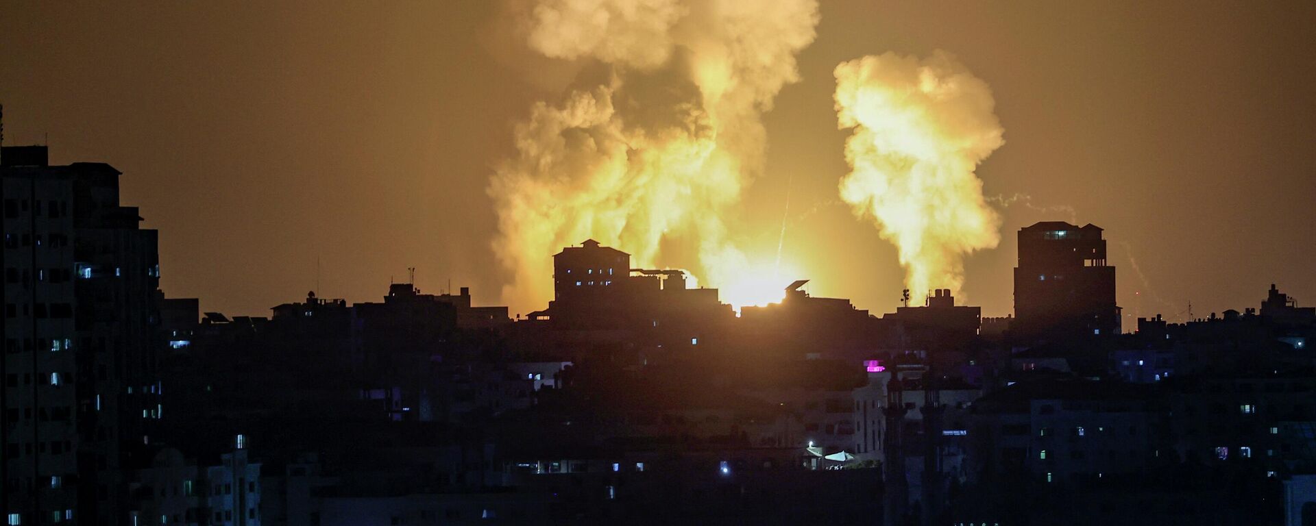 دخان يتصاعد من منازل غزة بسبب الضربات الإسرائيلية الجوية على القطاع، 5 أغسطس/ آب 2022 - سبوتنيك عربي, 1920, 05.08.2022