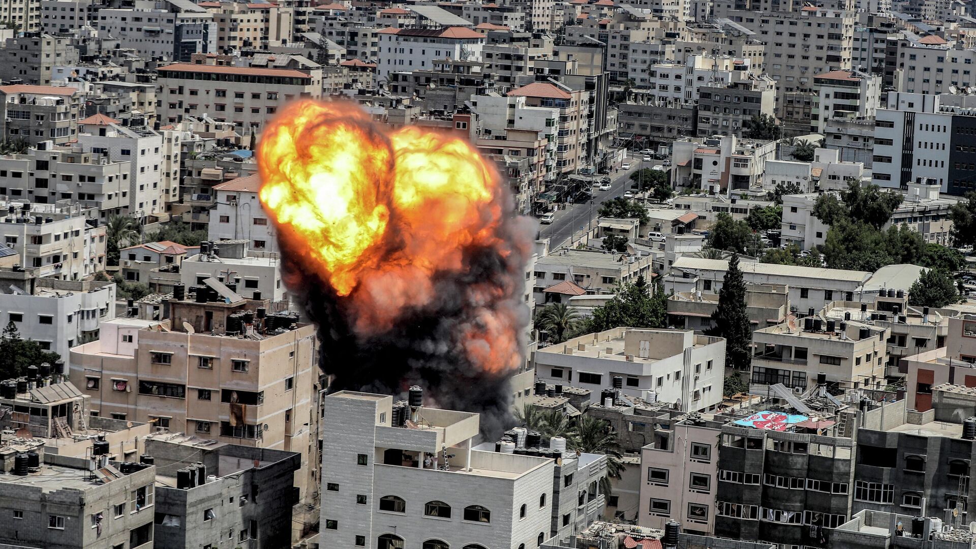 نيران تشتعل في أحد مباني قطاع غزة نتيجة غارة جوية إسرائيلية، 6 أغسطس/ آب 2022 - سبوتنيك عربي, 1920, 06.08.2022