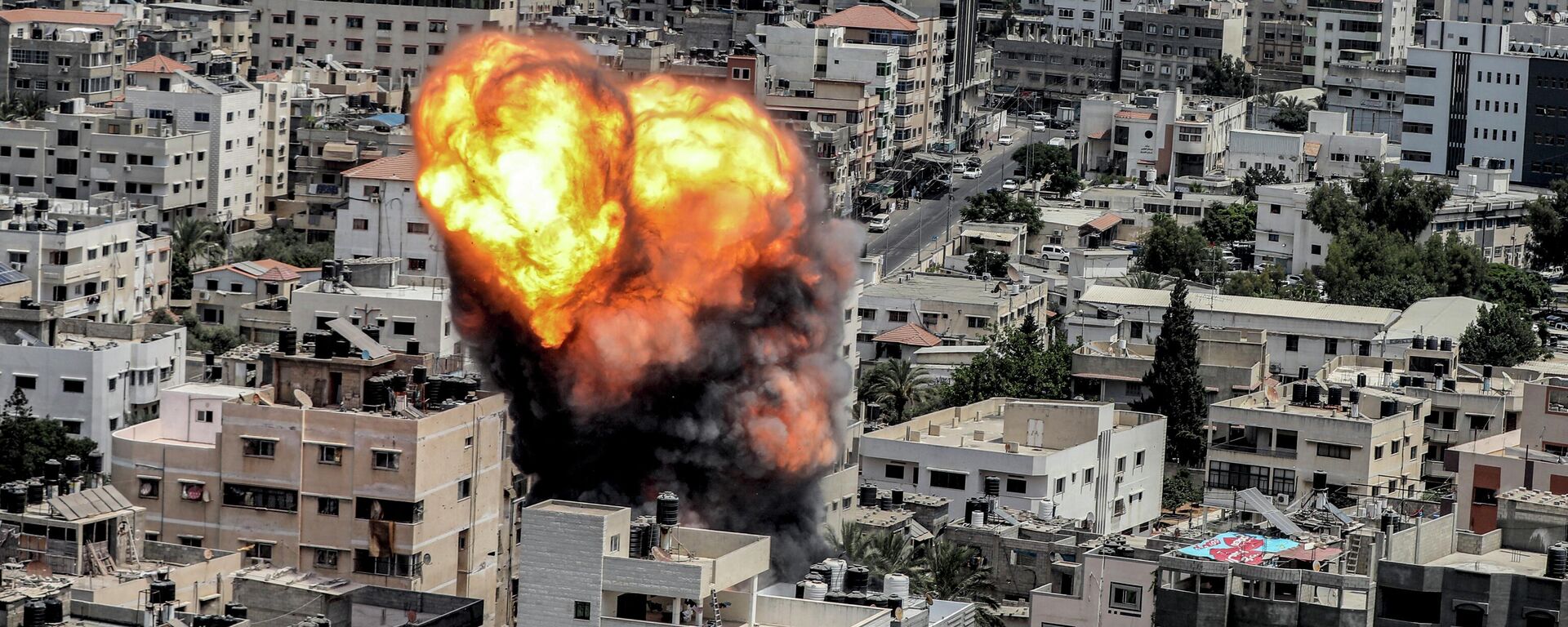 نيران تشتعل في أحد مباني قطاع غزة نتيجة غارة جوية إسرائيلية، 6 أغسطس/ آب 2022 - سبوتنيك عربي, 1920, 27.01.2023
