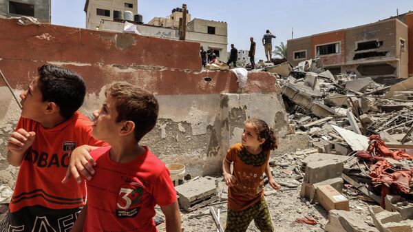 أطفال في قطاع غزة أثناء القصف الإسرائيلي، 6 أغسطس/ آب 2022 - سبوتنيك عربي
