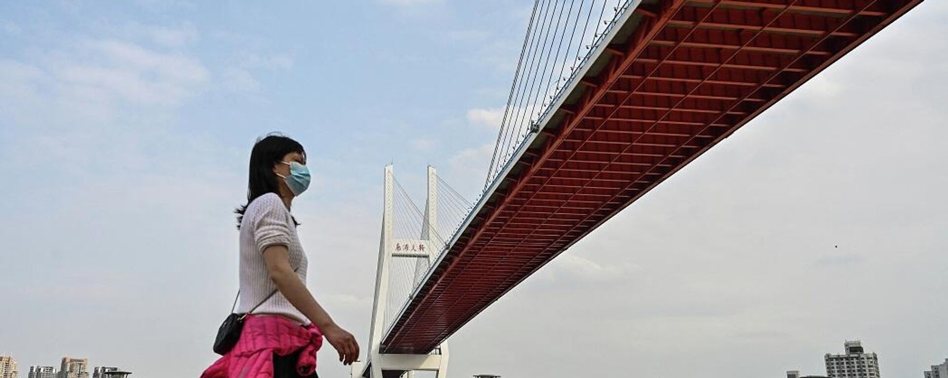 امرأة تمشي على طول نهر هوانغبو بجوار جسر نانبو في شنغهاي، الصين، 30 مارس/ آذار 2022 - سبوتنيك عربي, 1920, 07.08.2022