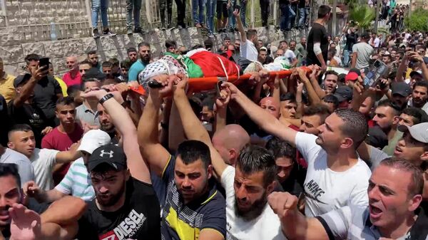 عشرات آلاف من الفلسطينيين يشيعون قائد في كتائب شهداء الأقصى قضى في عملية إسرائيلية في نابلس - سبوتنيك عربي
