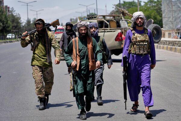 مقاتلو &quot;طالبان&quot; يحرسون موقع انفجار في كابول، أفغانستان، 18 يونيو 2022. دمرت عدة انفجارات وإطلاق نار معبد السيخ في العاصمة الأفغانية. - سبوتنيك عربي