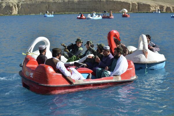 في هذه الصورة التي التقطت في 14 يوليو 2022، مقاتلو &quot;طالبان&quot; يأخذون جولة بالقارب في بحيرة بان أمير في مقاطعة باميان. - سبوتنيك عربي