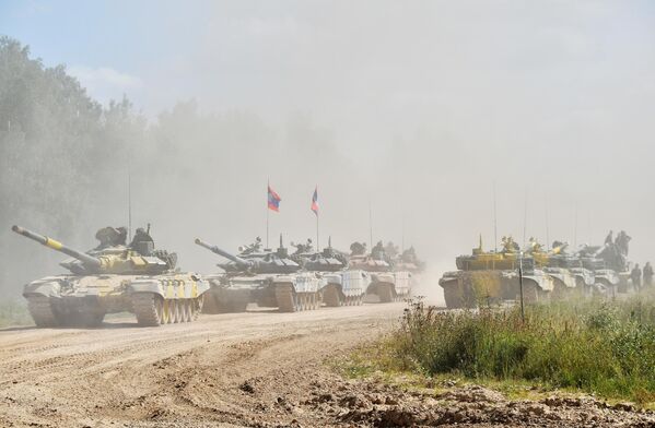 قافلة من الدبابات في ساحة التدريب العسكرية في حقل ألابينو العسكري بضواحي موسكو، 10 أغسطس 2022 - سبوتنيك عربي