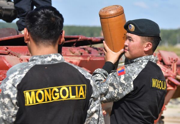 جنود فريق منغوليا أثناء تعديل الأسلحة القياسية للدبابة تي-72بي3 في ساحة التدريب العسكرية في حقل ألابينو العسكري بضواحي موسكو، 10 أغسطس 2022 - سبوتنيك عربي