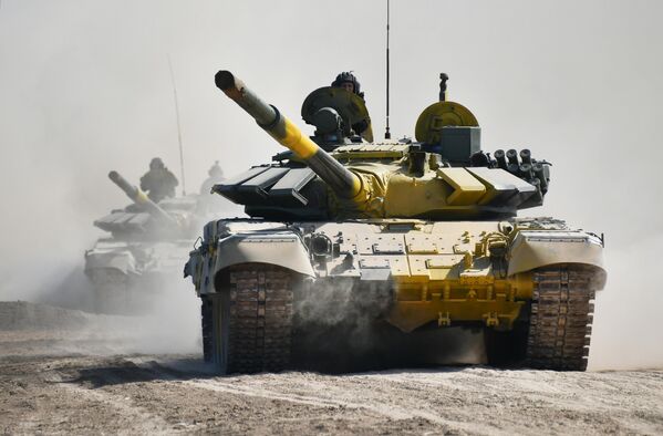 دبابات تي-72 بي 3 في ساحة التدريب العسكرية في حقل ألابينو العسكري بضواحي موسكو، 10 أغسطس 2022 - سبوتنيك عربي