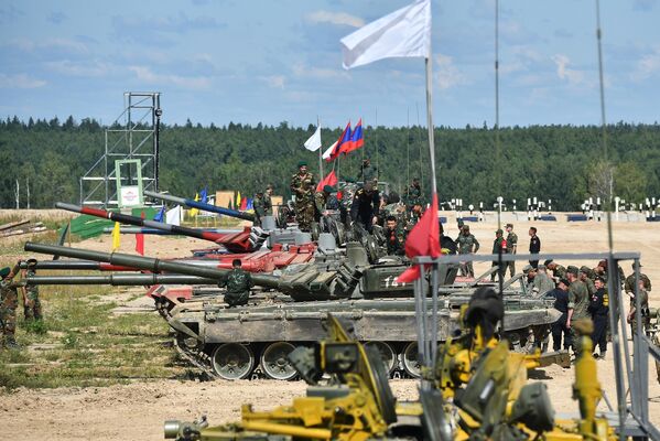 طواقم دبابات تي-72 بي 3 في ساحة التدريب العسكرية في حقل ألابينو العسكري بضواحي موسكو، 10 أغسطس 2022 - سبوتنيك عربي