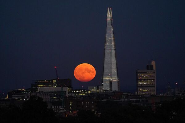يرتفع القمر العملاق خلف ناطحة سحاب ذا شارد في لندن، بريطانيا 11 أغسطس 2022. - سبوتنيك عربي