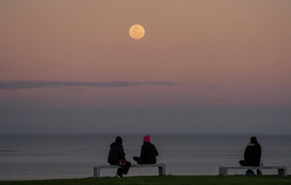 يشاهد الناس ارتفاع القمر في مونتيفيديو، أوروغواي، 11 أغسطس  2022. - سبوتنيك عربي