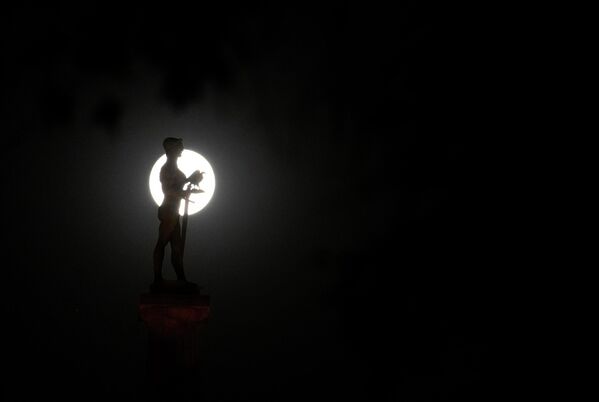 يرتفع القمر العملاق خلف نصب فيكتور، الرمز المميز لبلغراد، في قلعة كاليمجدان في بلغراد، صربيا، 11 أغسطس 2022. - سبوتنيك عربي