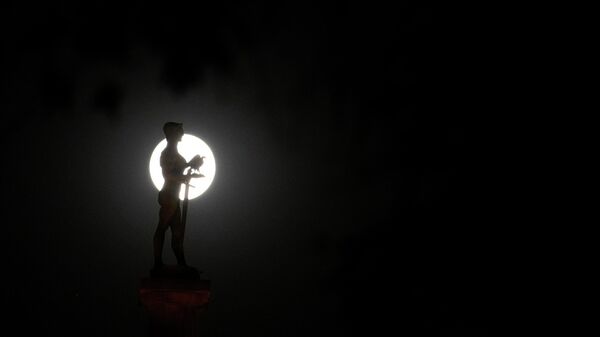 يرتفع القمر العملاق خلف نصب فيكتور، الرمز المميز لبلغراد، في قلعة كاليمجدان في بلغراد، صربيا، 11 أغسطس 2022. - سبوتنيك عربي