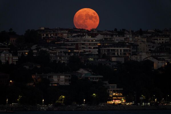 يرتفع القمر العملاق فوق اسطنبول، تركيا، 11 أغسطس 2022. - سبوتنيك عربي