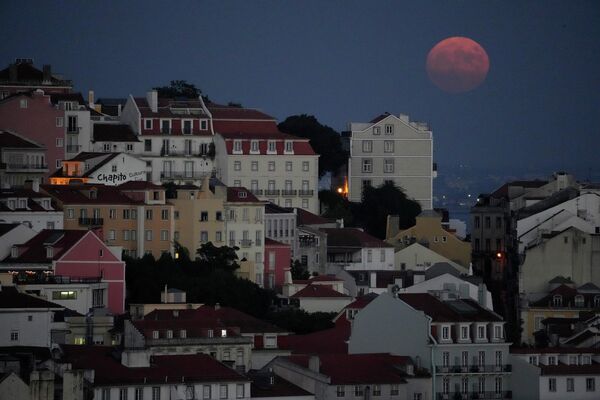 قمر عملاق يرتفع خلف حي كاستيلو في لشبونة، البرتغال 11 أغسطس 2022. - سبوتنيك عربي