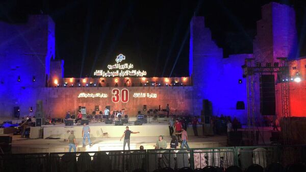 تجهيزات فعاليات الدورة الـ 30 من مهرجان قلعة صلاح الدين الدولى للموسيقى والغناء - سبوتنيك عربي