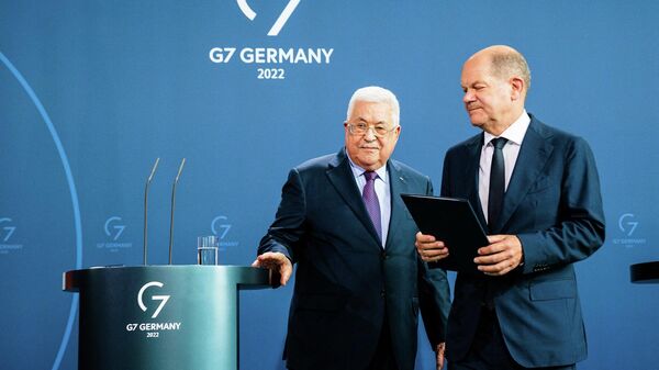 المستشار الألماني، أولاف شولتز، والرئيس الفلسطيني، محمود عباس، يغادران بعد مؤتمر صحفي في برلين، ألمانيا، 16 أغسطس/ آب 2022 - سبوتنيك عربي
