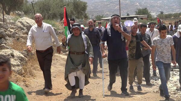 عشرات الإصابات خلال قمع الجيش الإسرائيلي مسيرات ضد الاستيطان في الضفة الغربية - سبوتنيك عربي