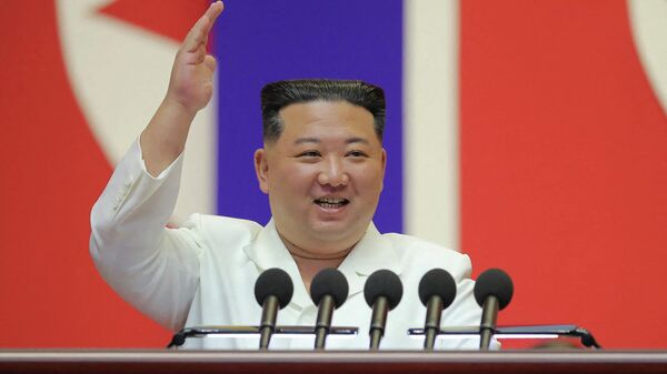 زعيم كوريا الشمالية، كيم جونغ أون، يلقي خطابا لتهنئة أعضاء القسم الطبي العسكري بالجيش الشعبي الكوري على المساهمة في منع انتشار (كوفيد-19) في بيونغ يانغ، 18 أغسطس/ آب 2022 - سبوتنيك عربي