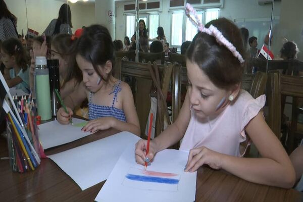 العلم الروسي بعيون الأطفال السوريين والروس في البيت الثقافي بدمشق  - سبوتنيك عربي