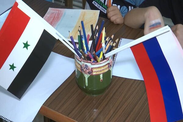 العلم الروسي بعيون الأطفال السوريين والروس في البيت الثقافي بدمشق  - سبوتنيك عربي