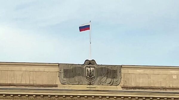 العلم الروسي فوق مبنى بلدية خيرسون - سبوتنيك عربي
