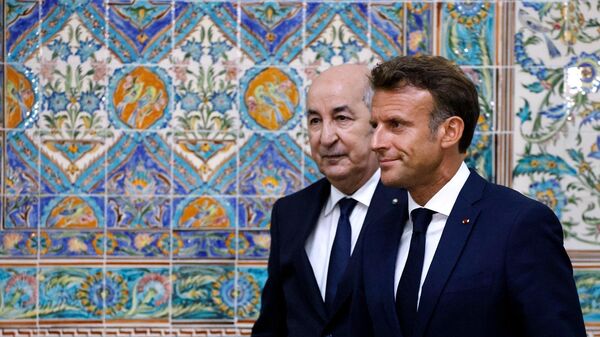 الرئيس الفرنسي، إيمانويل ماكرون، والرئيس الجزائري، عبد المجيد تبون، يغادران في نهاية مؤتمر صحفي مشترك في القصر الرئاسي بالعاصمة الجزائرية، 25 أغسطس/ آب 2022 - سبوتنيك عربي