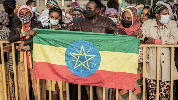 إثيوبيون يرفعون الأعلام وهم يرددون شعارات في العاصمة الإثيوبية أديس في 6 سبتمبر/ أيلول 2021، خلال حفل أقيم لدعم الجيش الإثيوبي الذي يقاتل جبهة تحرير تيغراي - سبوتنيك عربي