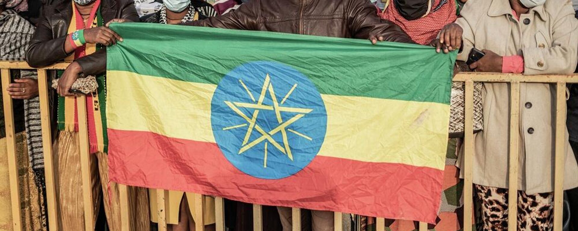 إثيوبيون يرفعون الأعلام وهم يرددون شعارات في العاصمة الإثيوبية أديس في 6 سبتمبر/ أيلول 2021، خلال حفل أقيم لدعم الجيش الإثيوبي الذي يقاتل جبهة تحرير تيغراي - سبوتنيك عربي, 1920, 17.09.2022