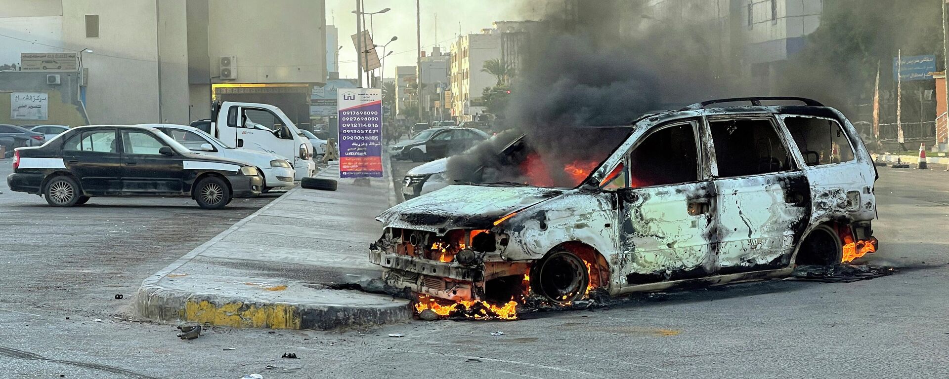 سيارات تالفة في أحد شوارع طرابلس عاصمة ليبيا في 27 أغسطس آب 2022، في أعقاب اشتباكات بين الجماعات الليبية المتناحرة - سبوتنيك عربي, 1920, 28.08.2022