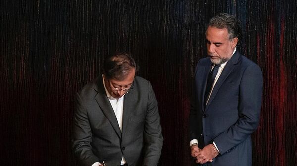 الرئيس غوستافو بيترو مرسومًا بتعيين ماريو بينيديتي سفيراً جديداً لفنزويلا 24 أغسطس 2022
 - سبوتنيك عربي