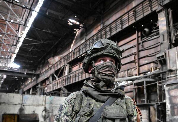 جندي من المركز الدولي للأعمال المتعلقة بإزالة الألغام التابع للقوات المسلحة الروسية يتفقد أراضي مصنع آزوفماش في ماريوبول، 27 أغسطس 2022 - سبوتنيك عربي